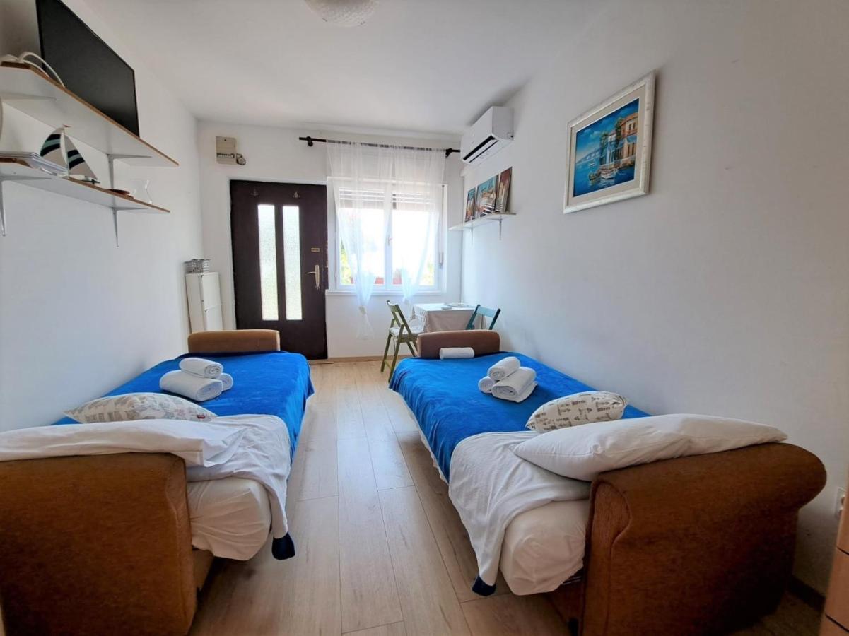Studio Apartment Adriari With Large Terrace غييكا المظهر الخارجي الصورة